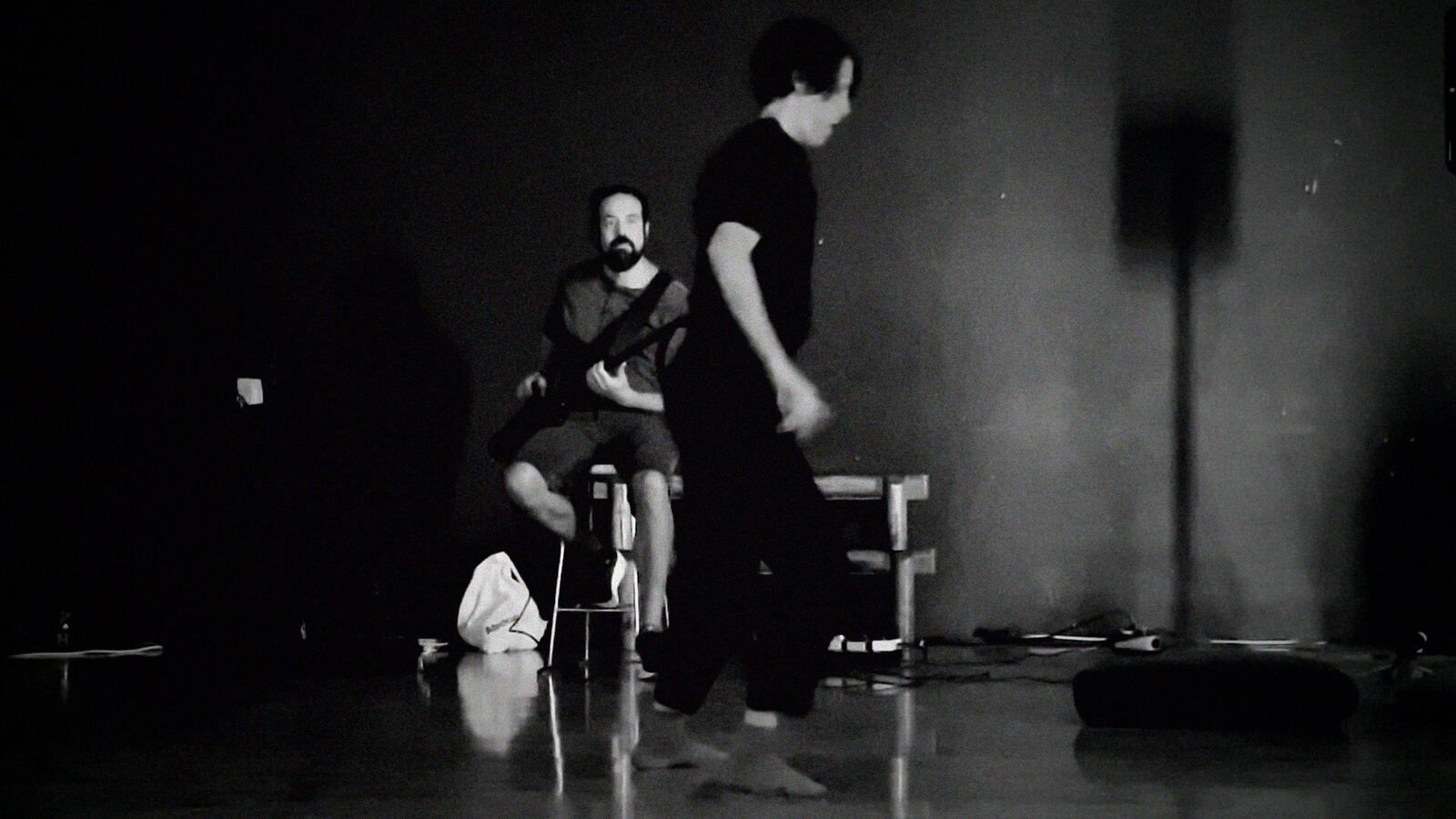 Ensayo: Laia se mueve por el escenario mientras Alex toca el bajo detrás