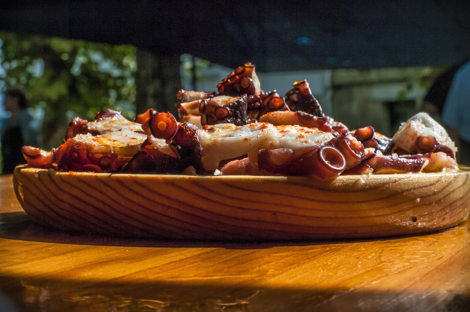 Pulpo a la gallega en un plato de madera